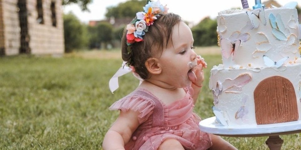 Slađu bebu od ove niste videli! Ispred nje je bila torta, a ona je uradila nešto što je sve rastopilo! (VIDEO)