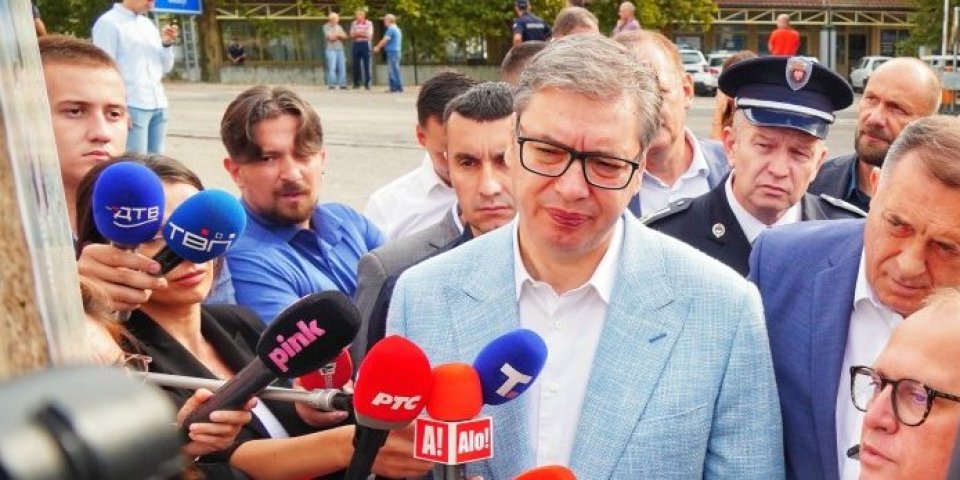 Tako se rešavaju problemi! Vučić o tvrdnjama tajkunskog "Danasa" da izbegava neprijatne teme: Suočićemo se, ali razgovorom, ne sekirama i motkama!