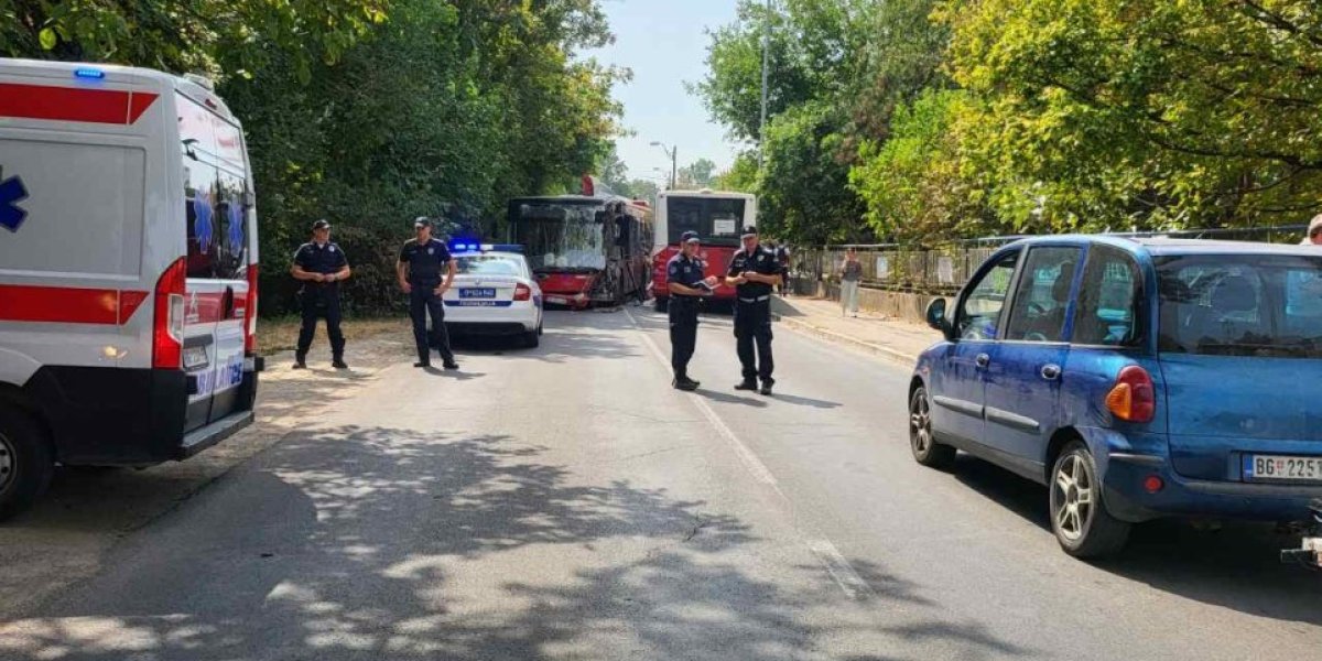 Smrskan gradski autobus! Stravičan sudar na Belim vodama, povređeni vozači i putnici! (FOTO)