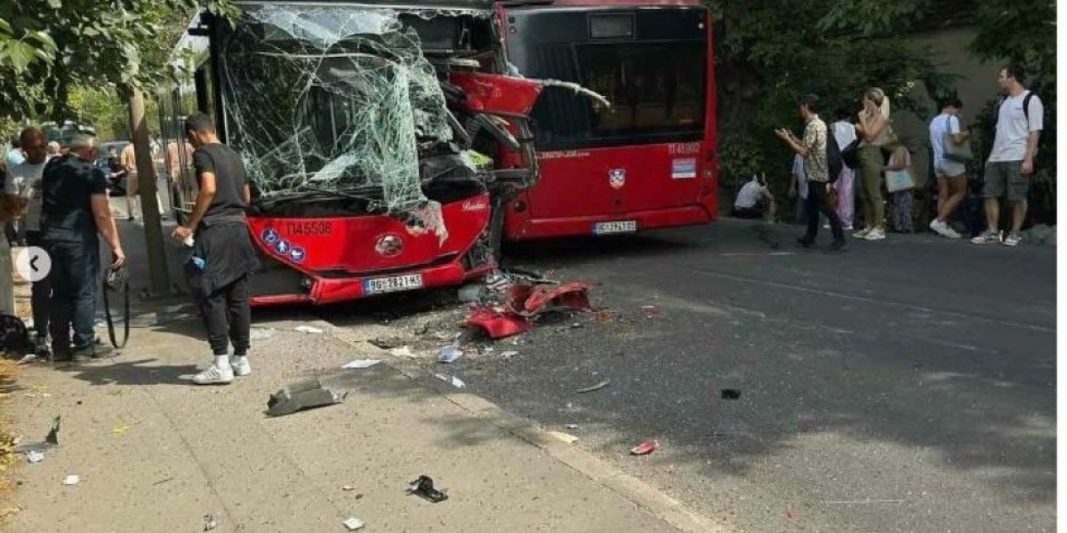 Detalji žestokog sudara autobusa: Povređena obojica vozača i devetoro putnika!