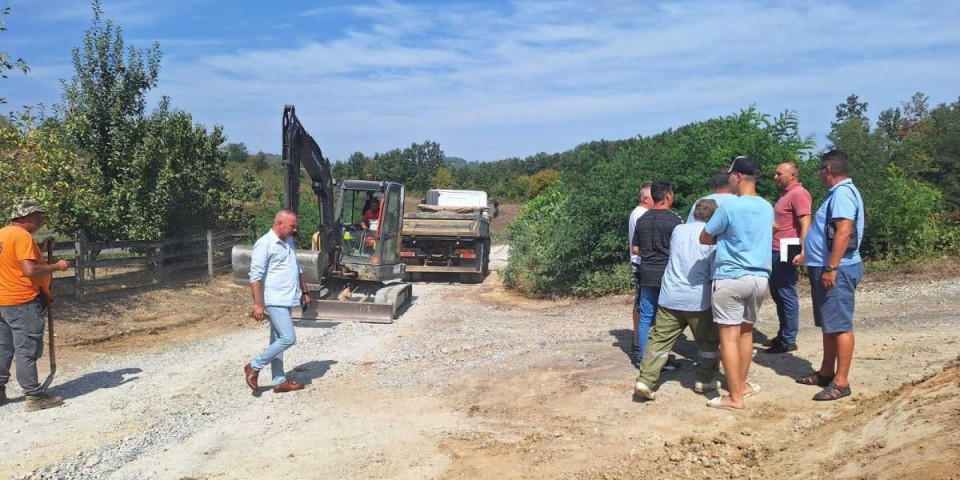 Nema stajanja! Pogledajte kako teku radovi u selima opštine Osečina!