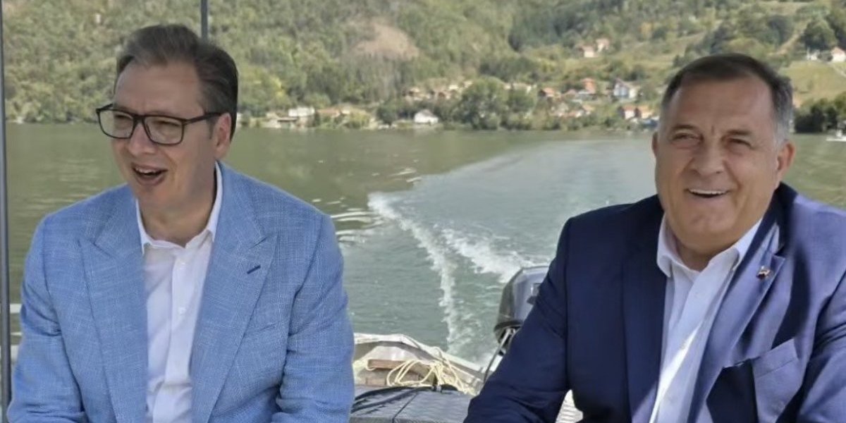 Malo smo teži za ovaj čamac, nekako smo stigli do Malog Zvornika: Predsednik Vučić podelio nezaboravne momente u društvu Milorada Dodika! (VIDEO)