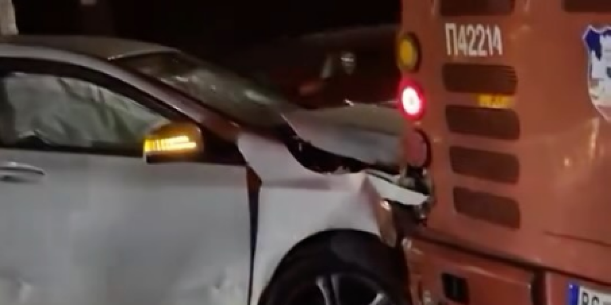 Još jedan sudar automobila i autobusa! Zakucao se u zadnji deo busa, spasili ga vazdušni jastuci (VIDEO)