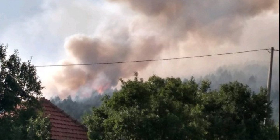 Bude se u dimu, ležu u dimu! Ogroman požar u dolini Uvca uzeo maha, plamen sišao do reke, zapretio kućama (VIDEO)