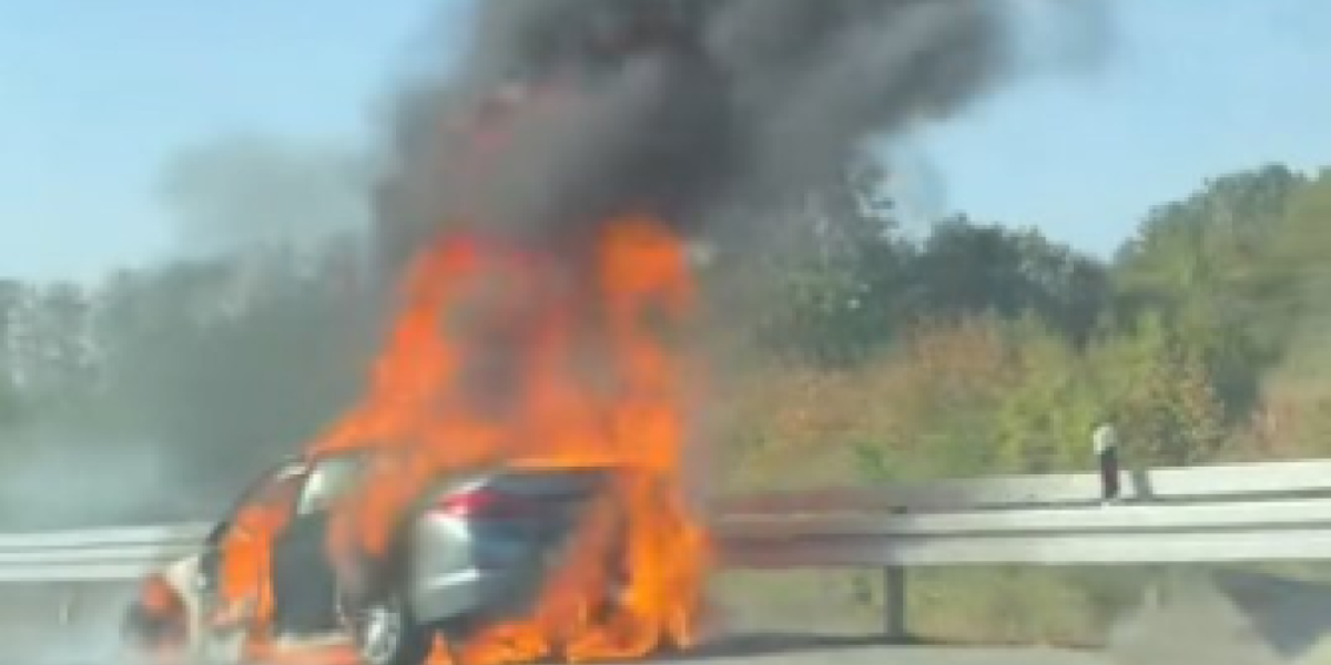 Ogroman požar guta automobil na Milošu Velikom! Vatrena stihija se nekontrolisano širi, gust dim i veliki plamen dostigli jezivu visinu (VIDEO)