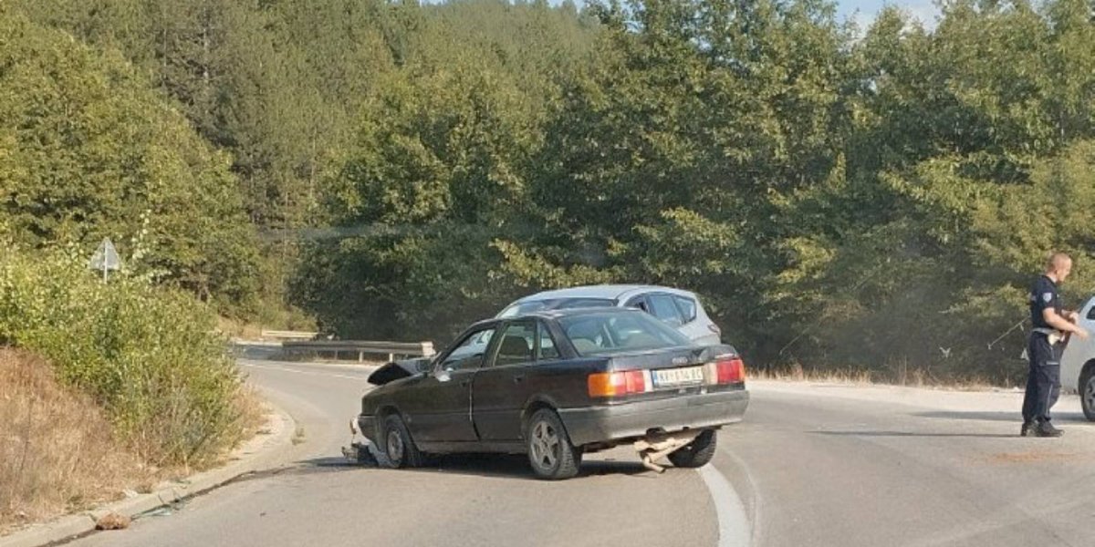 Prebrzo uleteo u krivinu, pa se zakucao u vozilo koje mu je naišlo u susret! Sudar dva automobila kod Zlatibora! (FOTO)