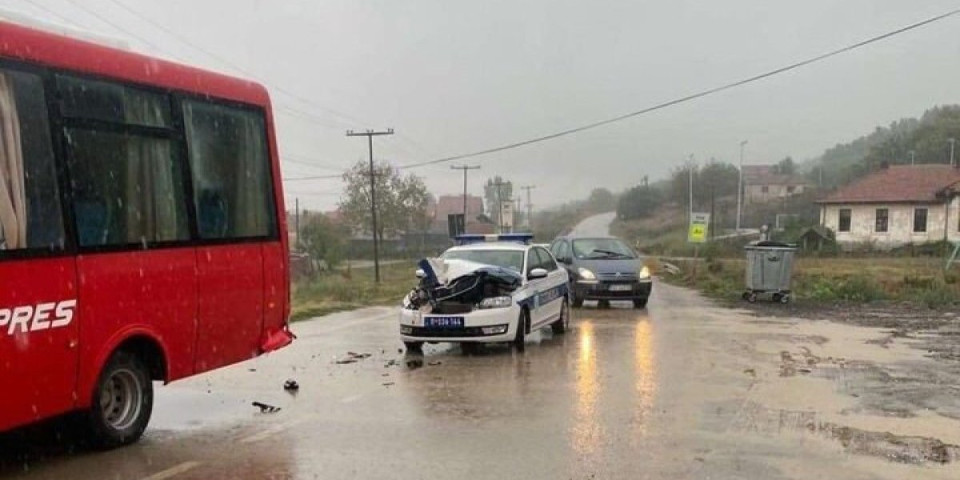 Nesvakidašnja nezgoda kod Bojnika: Sudar policijskog vozila i autobusa!