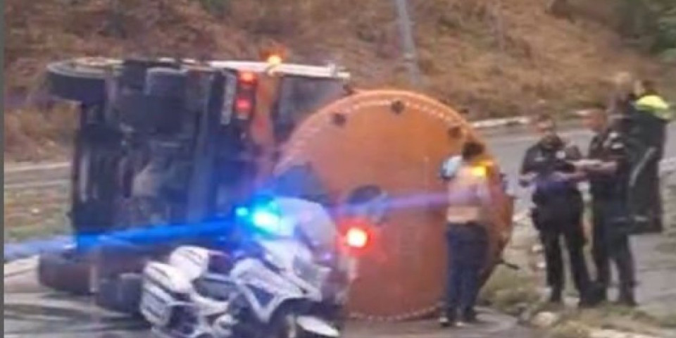 Prevrnula se cisterna na Voždovcu! Teška saobraćajna nesreća, povređen muškarac! (FOTO)