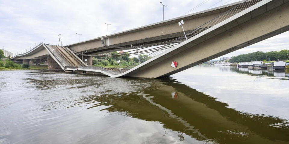 U Drezdenu se raduju što nema žrtava nakon rušenja mosta, a u Srbiji Šolakovi novinari navijaju za suprotno: Tviterašica ukazala na pravo lice tajkunskih uzdanica