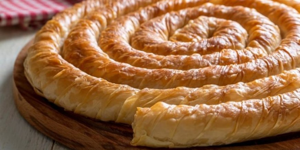 Ruska puž gibanica! Sočnija je i ukusnija od obične - Svi će vam tražiti parče još i recept!