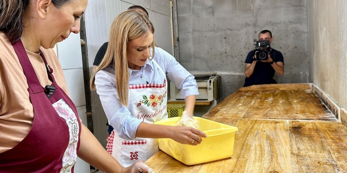 (VIDEO) Kad ministarka zavrne rukave i prione na posao!