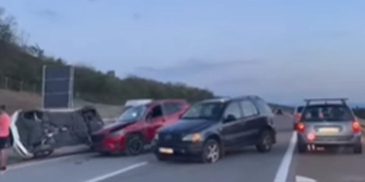 Lančani sudar na autoputu kod Paraćina! Tri automobila slupana kao konzerve - Jedan završio na boku (VIDEO)