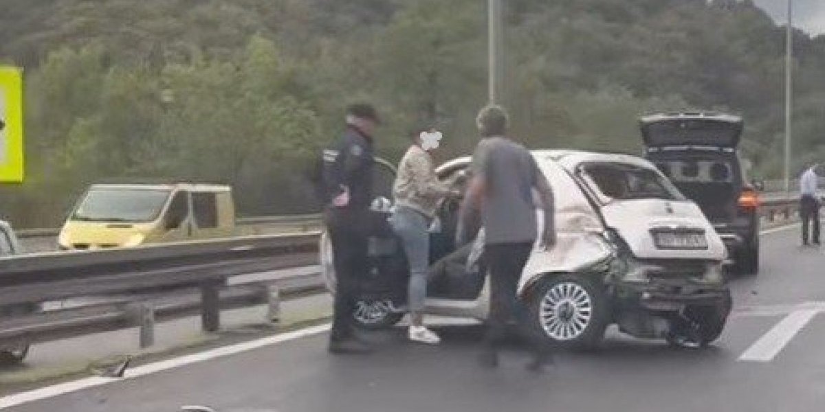 Žestok sudar na autoputu u Bubanj Potoku: Slupani automobili i autobus u zaustavnoj traci (FOTO/ VIDEO)