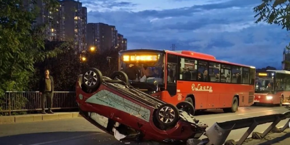 Džumbus na Banovom brdu! Automobil ostao prevrnut na krov, saobraćaj u prekidu (FOTO)