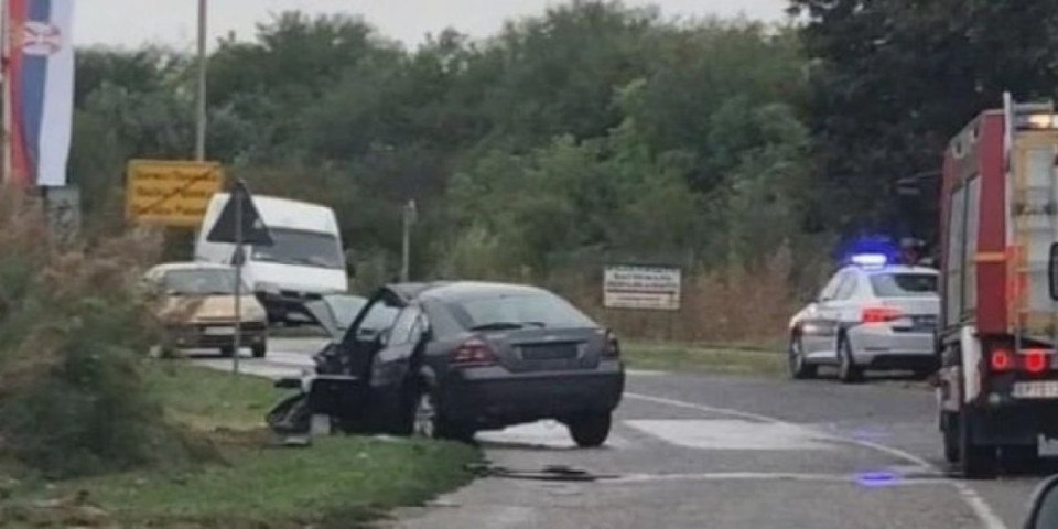 Žestok sudar u Bačkoj Palanci: Povređene izvlačili vatrogasci, hitno transportovani u bolnicu (FOTO)