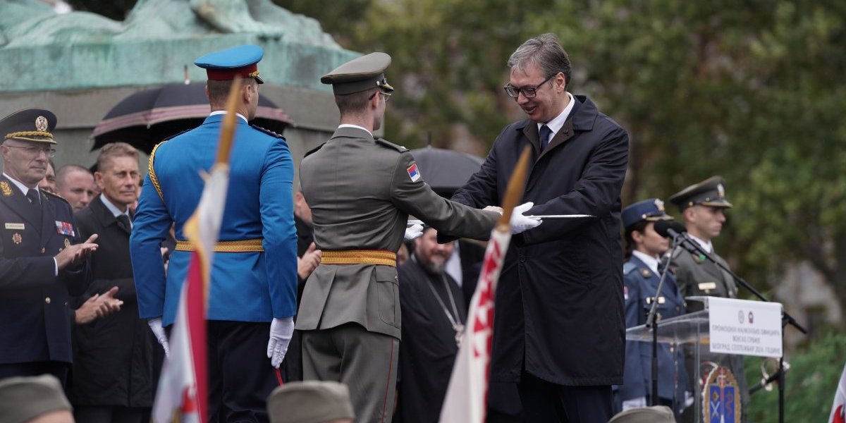 Potpisao sam saglasnost za obavljanje redovnog vojnog roka: Vučić se obratio mladim oficirima - Vi ste naša snaga i bedem! (FOTO/VIDEO)