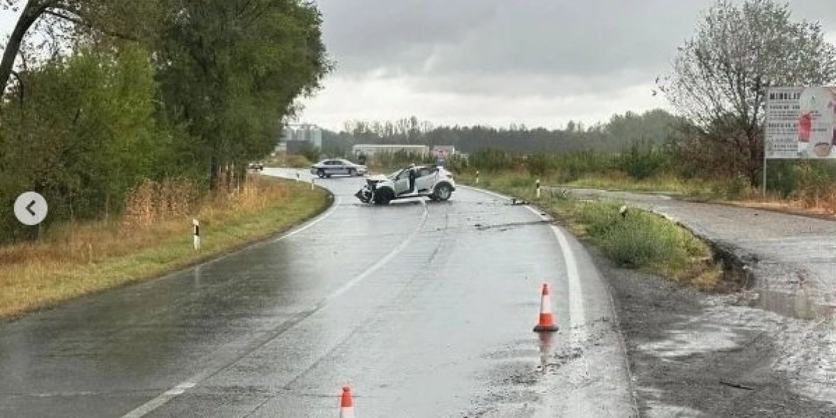 Žestok sudar u Žitištu: Jedno vozilo izgužvano, drugo sletelo u njivu!