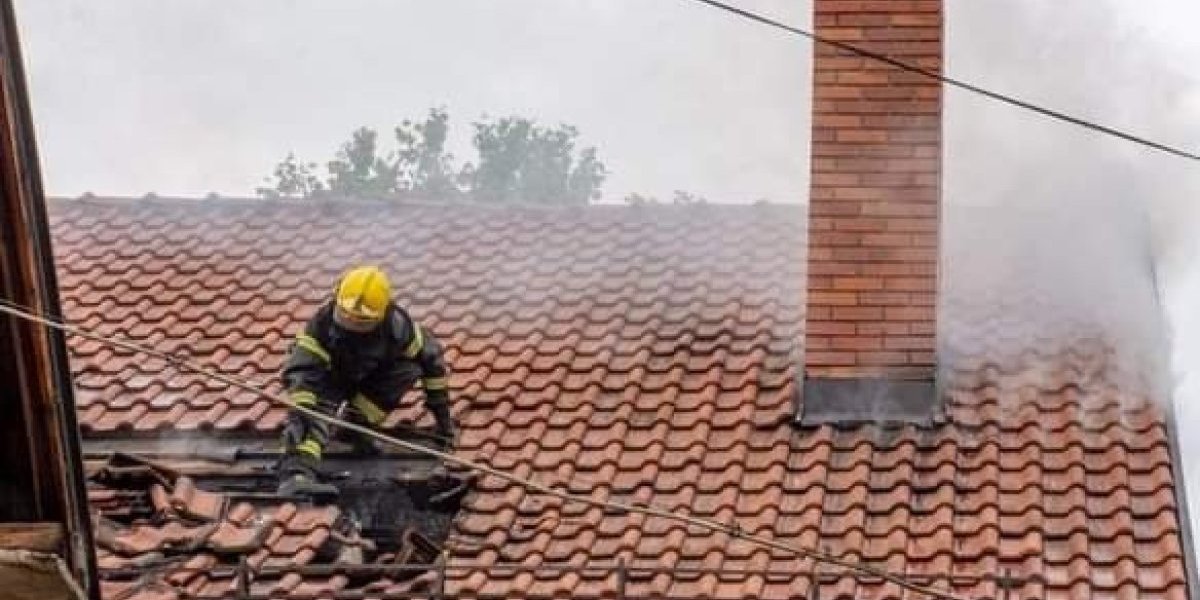 Požar na Novom Beogradu! Dim kulja iz napuštene zgrade (VIDEO)