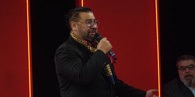 Pevač nije završio ni osnovnu školu, a priča tri strana jezika: "Ne umem da čitam"