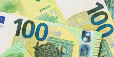 Zvanični srednji kurs dinara za evro danas iznosi 117,1717 dinara. Dinar je prema dolaru ojačao.