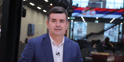 Gostovanje člana Predsedništva Srpske napredne stranke (SNS) Mirsada Đerleka na Informer televiziji i poruke koje je poslao u jeku haosa koji su blokaderi organizovali i sproveli u Novom Pazaru, bez ikakve sumnje predstavlja istinski primer patriotizma i hrabrosti.