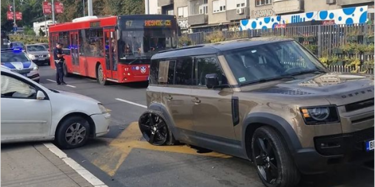 Posle sudara sa džipom, automobil odleteo na autobusko stajalište! Ovo su detalji nesreće na Autokomandi (FOTO)