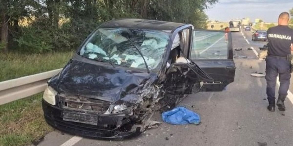 Direktni sudar kod Srbobrana! Smrskani automobili na putu, povređeni transportovan u bolnicu (FOTO)