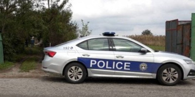 U selu Šupkovac kod Južne Mitrovice uhapšen je muškarac pod sumnjom da je pokušao da iznudi 5.000 evra od radnika autoperionice, tvrdeći da je iz njegovog vozila ukradena droga u toj vrednosti.