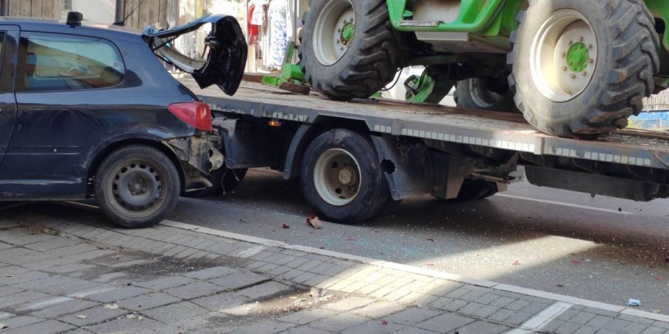 Udes u centru Topole: Isparkiravao se u rikverc, pa se zakucao u prikolicu kamiona (FOTO)