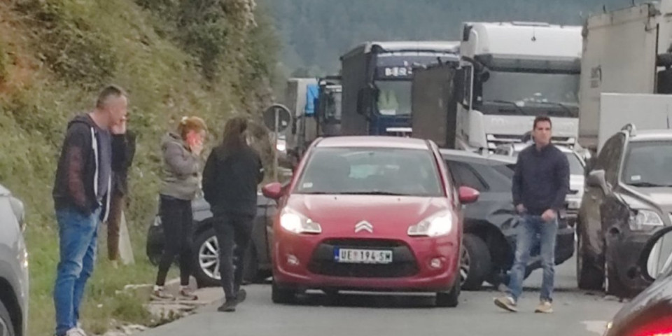 Karambol na putu Užice - Zlatibor! U lančanom sudaru slupano više vozila