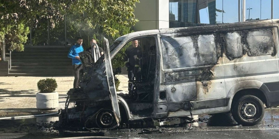 Ugašen požar na Novom Beogradu: Od kombija ostao samo pepeo (FOTO)