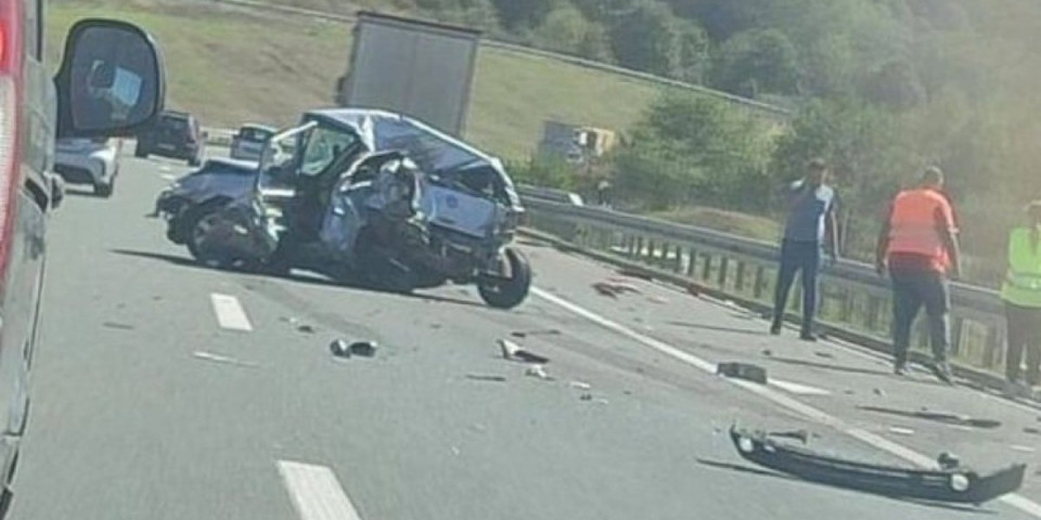 Kamion zgužvao automobil, žena hitno transportovana u bolnicu! Detalji jezivog udesa na Milošu Velikom (FOTO/VIDEO)