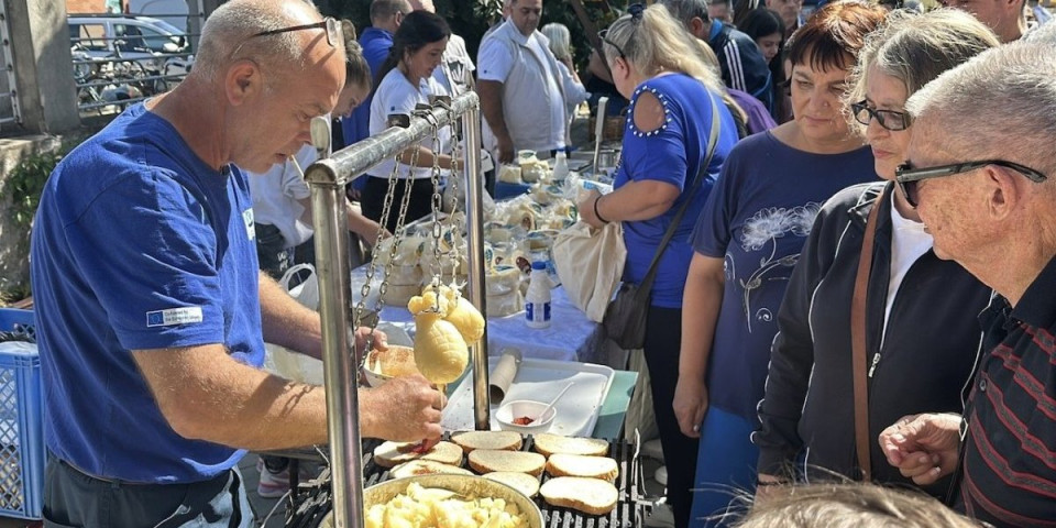 (VIDEO) Da li je ovo srpska vijagra? Otkrivamo nov proizvod sa ovogodišnjeg Festivala sira u Pirotu!