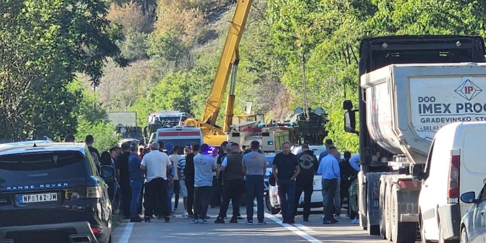 Majka troje dece jedina preživela stravičan sudar kod Raške! Dva sata ležala ispod vozila - Automobil sravnjen sa zemljom (FOTO)