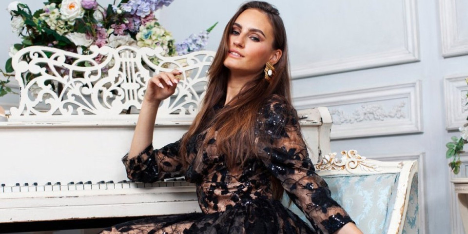 Ovako se oblači žena koja puca od samopouzdanja: Ne robuje trendovima već ih postavlja (FOTO)