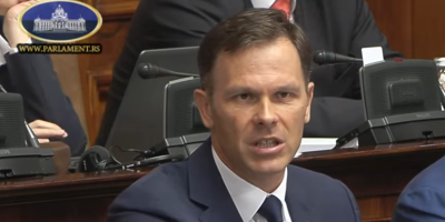 Prvi potpredsednik Vlade i ministar finansija Siniša Mali žestoko je odgovorio na optužbe opozicionog poslanika Miroslava Aleksića i poručio da neće ući u opoziciono blato.