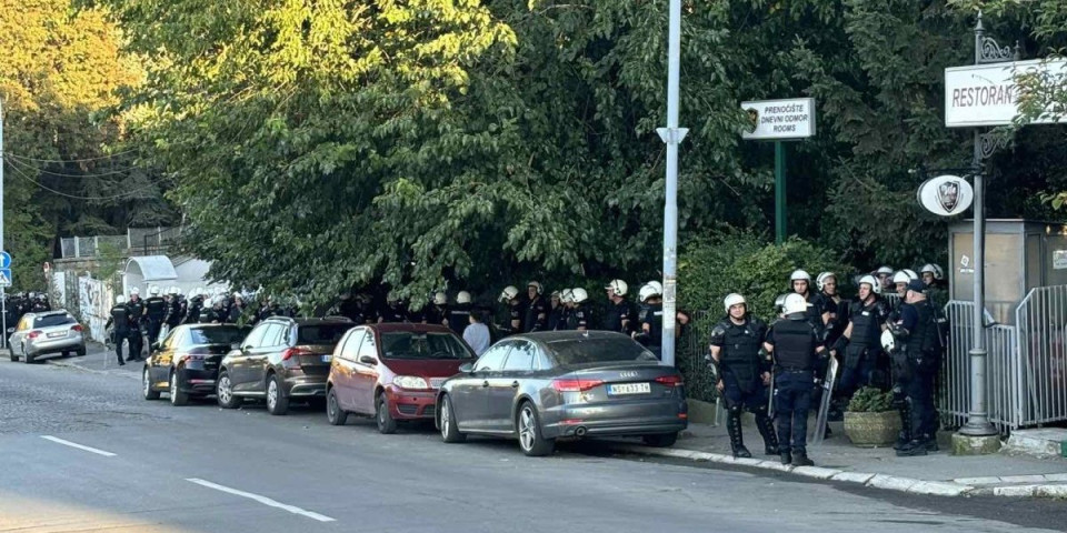 Opsadno stanje pred derbi! Borbena vozila na ulicama Beograda... (VIDEO)