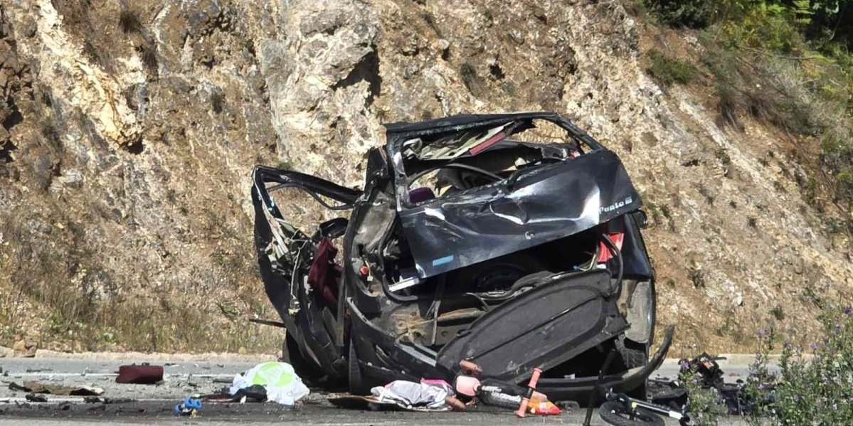 Skroz smrskan automobil u kome je nastradala nesrećna žena! Jezive scene na mestu nesreće kod Čajetine! (FOTO)