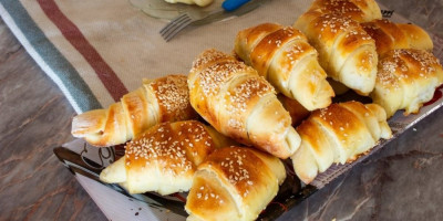 Kiflice sa pršutom su jednostavne i mekane, a pune ukusa. Recept koji nas vraća kući, u toplinu kuhinje i miris tek pečenog testa.