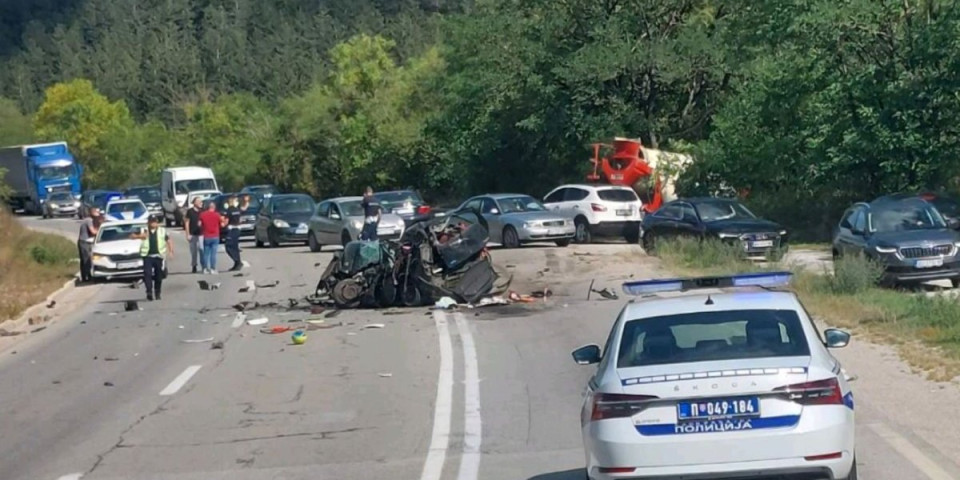 Automobil zgužvan kao da je od papira! Poznat identitet žrtve strašne saobraćajne nesreće na Zlatiboru (FOTO)