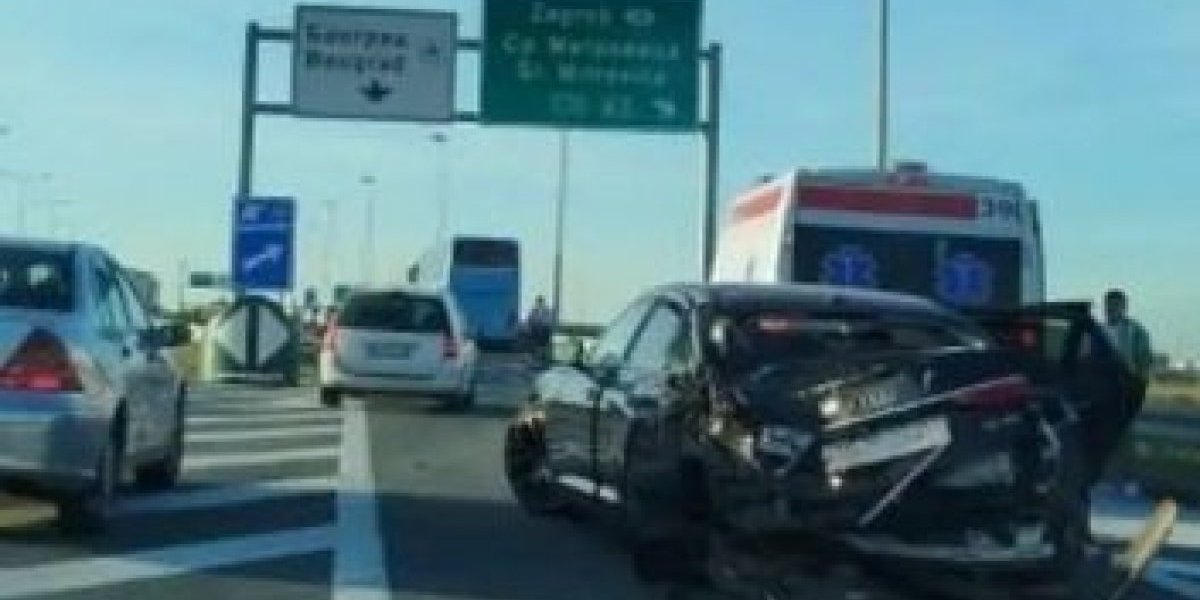 Žestok sudar na Dobanovačkoj petlji! Smrskano vozilo nasred puta, na licu mesta i Hitna pomoć (FOTO)