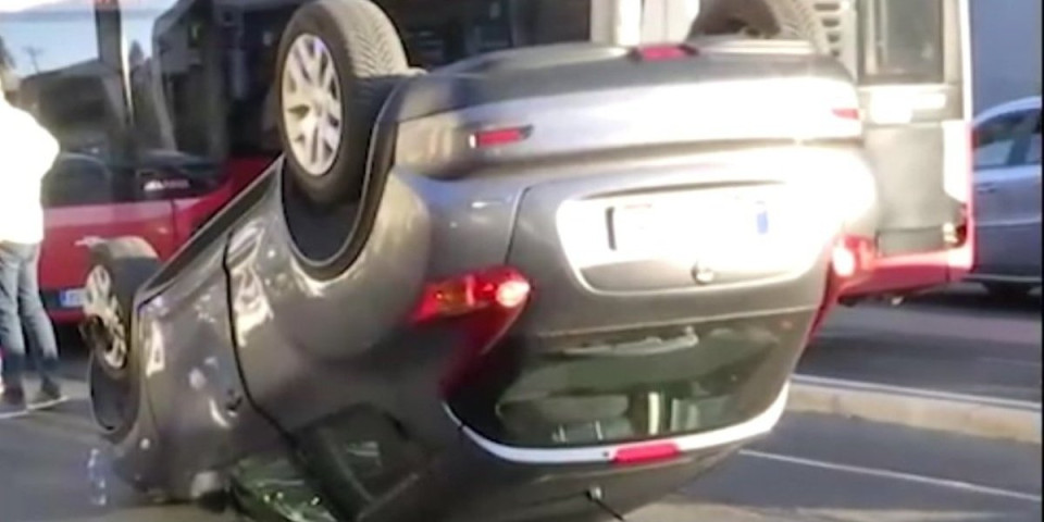 Prevrnuo se automobil, jedna osoba povređena: Saobraćajna nezgoda u Beogradu