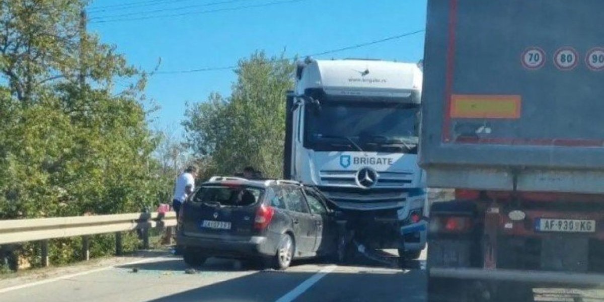 Udes kod Boljevca: Preticao preko pune linije zakucao se u kamion (FOTO)