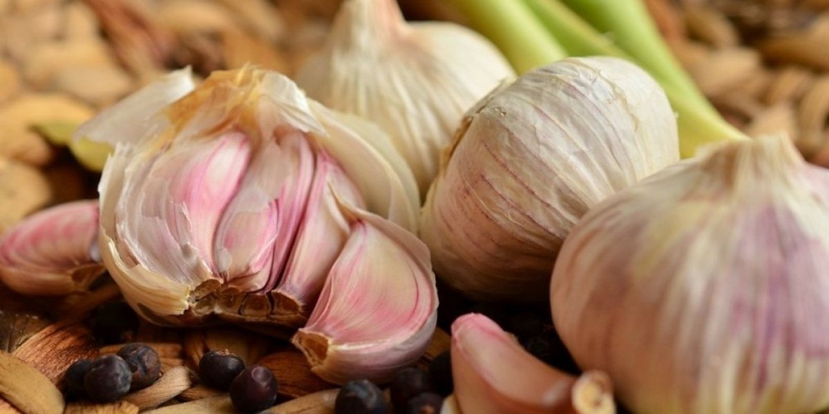 Nikada više nećete baciti ljuske od belog luka! Ovom jelu daje poseban šmek i aromu