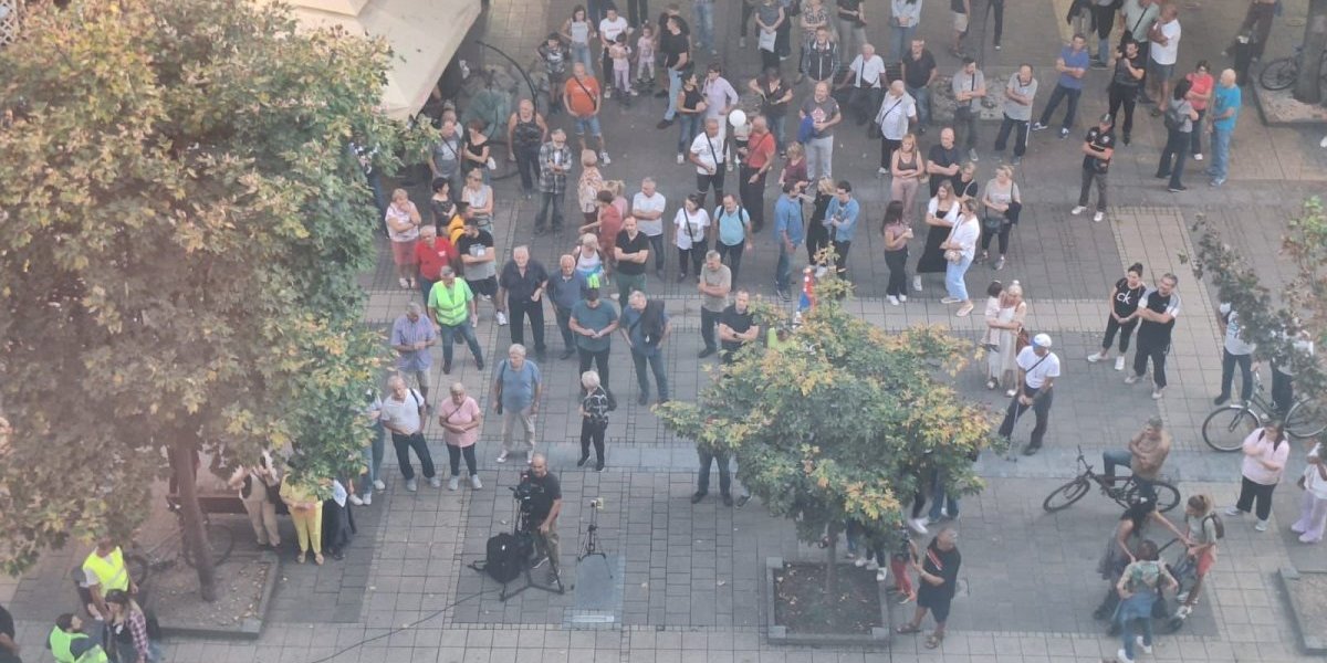 Pukli k'o zvečka! Opozicija pokušala da oživi proteste, pa doživela debakl (VIDEO)