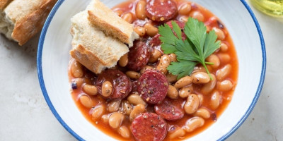 Pasulj sa zaprškom mnogima je omiljeno jelo, a pravi ukus daje upravo ta jednostavna, ali moćna mešavina ulja ili masti, brašna i aleve paprike.