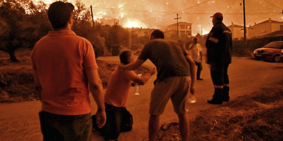 (FOTO) Strašne scene iz Grčke! Bukte požari na jugu zemlje!