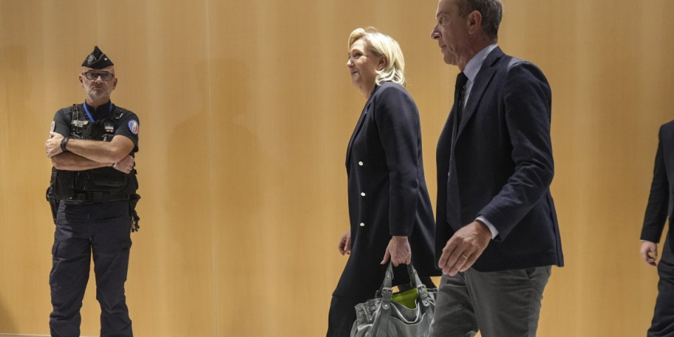 (FOTO) Kreće hajka na Marin Le Pen! Počelo suđenje liderki Nacionalnog okupljanja