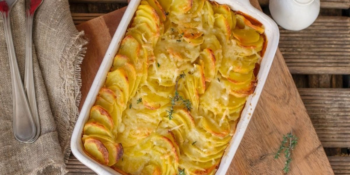 Ručak od 200 dinara za celu porodicu: Zapečeni krompir u kombinaciji sa jogurtom osvaja ukusom