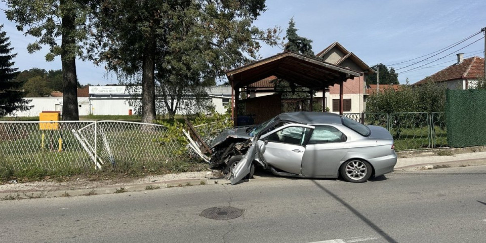 Teška nesreća u Čačku: Sleteo sa puta, udario u banderu pa rasturio ogradu (FOTO)